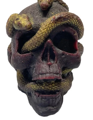 Vela calavera marrón roja hecha a mano con serpiente dorada sin encender Halloween Foto 1 de 4