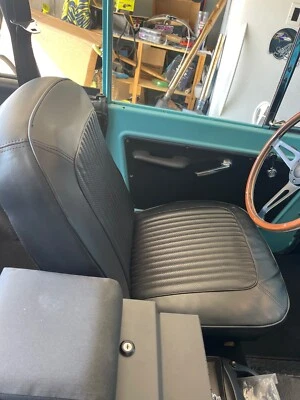 Ford Bronco 1966 asientos. Asientos delanteros y banco trasero negros.  Foto 1 de 4