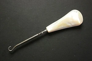 VG+ VINTAGE GENUINE VICTORIAN MOTHER OF PEARL SHOE/BOTTOM HOOK - Picture 1 of 5