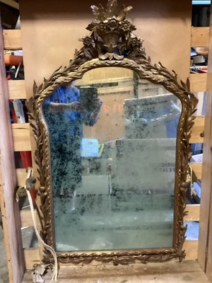 Espejo antiguo floral tallado a mano años 1920-30.  "51"" de alto x 32"" de ancho" Foto 1 de 4