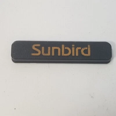 庞蒂亚克原始设备制造商 1976 - 1980 Sunbird 塑料徽章标志铭牌铭牌 — 第 1/4 张图片