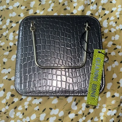 Cartera clutch pequeña con asa de metal Gianni Bini Croco Foto 1 de 3