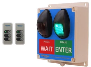 Large Wireless Door Entry Traffic Light & 2 x Intelligent Portable Controls - Picture 1 of 10