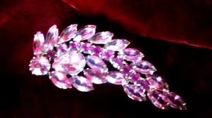VINTAGE 1960'S PINK OPEN-BACK RHINESTONE BROOCH BY WEISS - NEW YORK - Picture 1 of 5