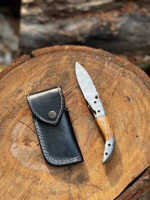 Cuchillo Plegable Damasco Hecho a Mano con Mango de Madera de Olivo y Funda de Cuero Foto 1 de 3