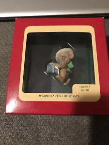 ORNAMENTO NATALE CARLTON: ORSETTO VACANZE CUORE CALDO CON REGALI 1993 NUOVO - Foto 1 di 6