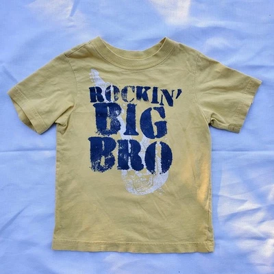 The Children's Place ♡ Camiseta Amarela "Rockin' Big Brother" Tamanho 3T ♡ Super Fofa - Imagem 1 de 4