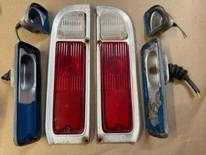69-72 CHEVY GMC TRUCK REAR TAILLIGHT LENSES Housings BEZELS Pair 1969-1972 OEM - Foto 1 di 4