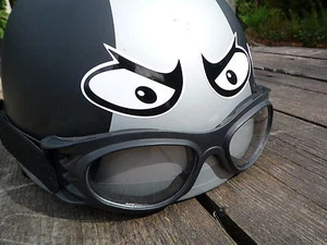 MANIC EYES Tamaño Pequeño Casco Clásico PEGATINAS Rockers Bicicleta Motocicleta Corredor - Imagen 1 de 1