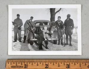 Foto instantánea vintage ciervos fiesta de caza con juego extendido en capó de coche años 40 - Imagen 1 de 2