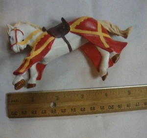 Modellino Papo Cavalieri Medievali Cavallo da Guerra Rosso Bianco da Collezione 5" - Foto 1 di 8