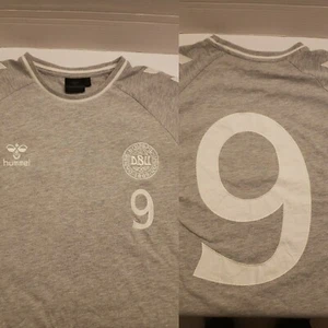 Hummel Dänemark Trikot XL Braithwaite grau weiß WM 2022 Large? - Bild 1 von 9