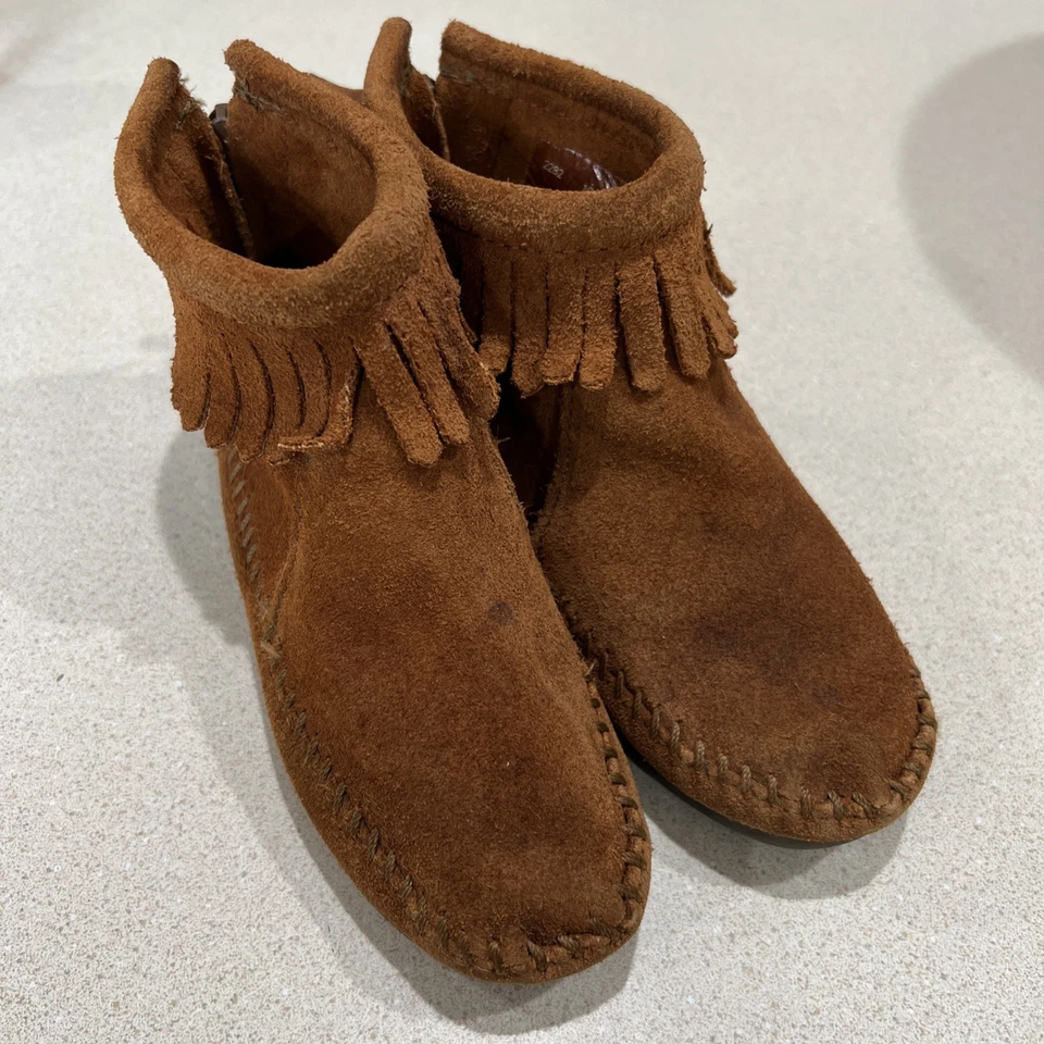 Mocasines de tobillo Minnetonka para niños pequeños talla 10 Foto 1 de 4
