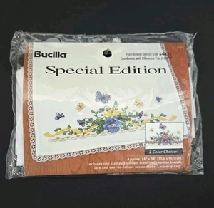 Bucilla Sonderedition Stiefmütterchen Bänder Kommode Schal #64831 gestempelt Kreuzstich  - Bild 1 von 2