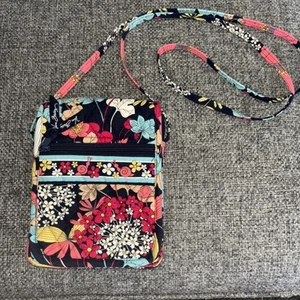 Vera Bradley Happy Snails (nicht mehr produziert) MINI NIEDLICHER KLAPP-HIPSTER GEBRAUCHT, IN EINWANDFREIEM ZUSTAND - Bild 1 von 9