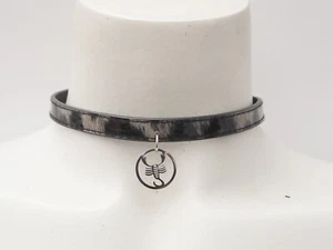 Choker artesanal negro y blanco con escorpión. Ajustable - Imagen 1 de 6