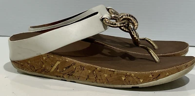Sandalias FitFlop doradas blancas para mujer con 10 eslabones de cadena de cuero tabla oscilante Foto 1 de 4