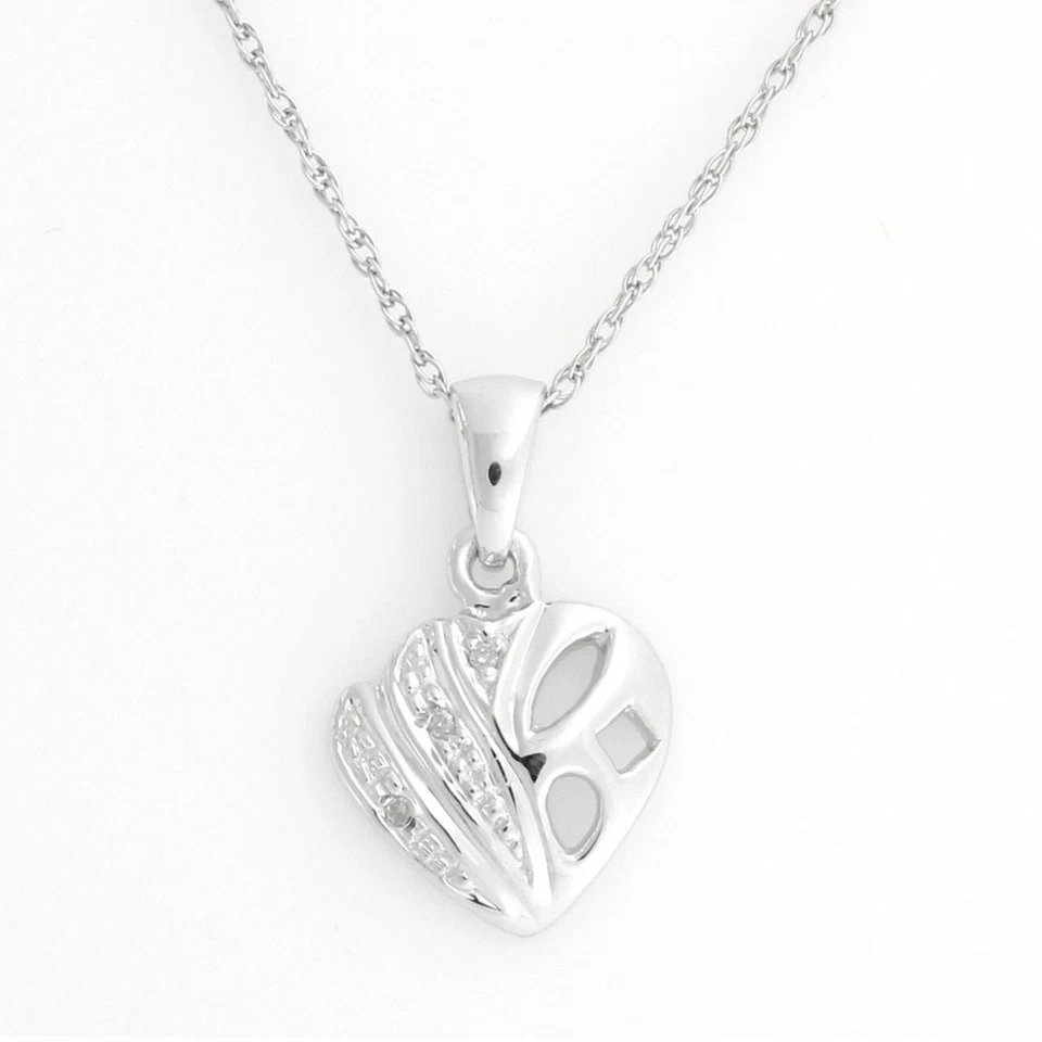 Colgante de corazón con detalles de diamantes blancos enchapados en platino cadena de 18" Foto 1 de 4