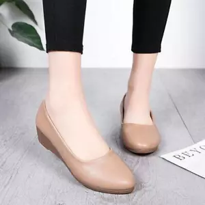 Damen Pumps Schuhe Slipper Keilabsätze rutschfest runde Spitze Freizeit Wandern niedrige Absätze - Bild 1 von 26
