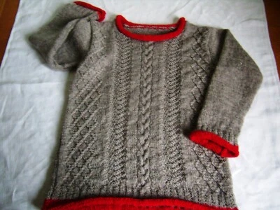 Pull enfant 5-6 ans, taupe et rouge, fait main - Photo 1/4