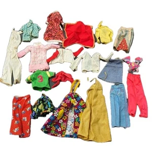 LOTTO ABBIGLIAMENTO BAMBOLA BARBIE E CLONE 1960-1970 lotto 19 pezzi fondo top giacche J - Foto 1 di 11