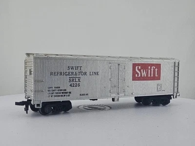 TYCO HO Scale "Swift Refrigerator Line" SRLX 4226 Silver Railroad Box Train Car - Image 1 of 4