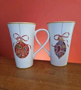 222 Fifth Paisley Ornaments Fine China Weihnachten Latte 2 Kaffeetassen/Tassen 18 Unzen - Bild 1 von 5