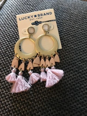 Aros en tono dorado con borlas rosas Lucky Brand 186 $35 Foto 1 de 4