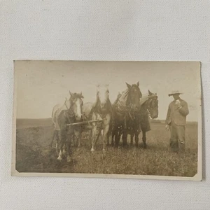Antiguo RPPC Fotografía Real Postal Granjero Sombrero Campo Caballo Arado Granja - Imagen 1 de 6