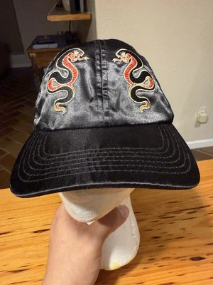 Gorra satinada bordada H&M 2 serpientes doradas Foto 1 de 4