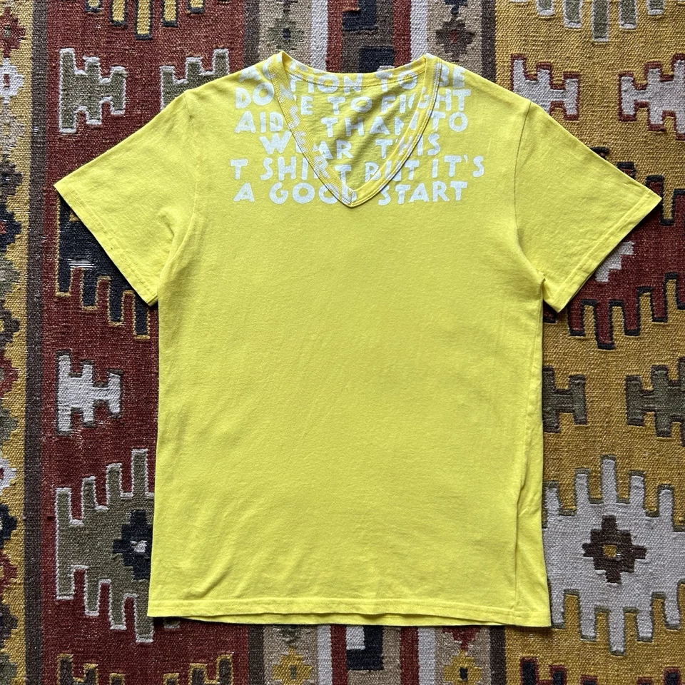 Camiseta Maison Margiela 2011 AIDS Awareness cuello en V talla S - amarilla Foto 1 de 4
