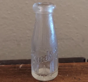 Bottiglia di latte vintage in miniatura BORDEN'S in vetro goffrato 1 oncia Taglia 2 1/4" - Foto 1 di 6