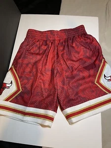 Mitchell & Ness Asian Heritage Swingman Chicago Bulls 1997-98 Shorts Medium - Picture 1 of 6