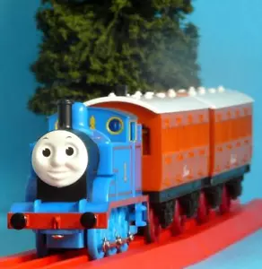 HORNBY THOMAS THE TANK ENGINE, ANNIE AND CLARABEL BATTERY POWERED + PULL ALONG - Picture 1 of 9