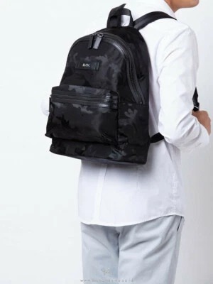 Mochila grande Michael Kors Kent negra camuflaje nailon jacquard nueva con etiquetas en negro  Foto 1 de 4