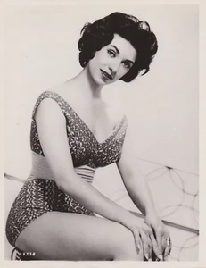 1958 Press Photo Actress and Pinup Model Carmen Phillips Models Bathing Suit - Picture 1 of 2