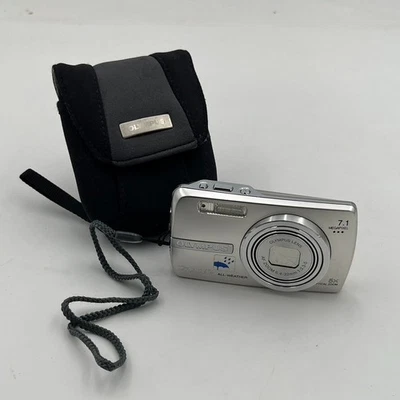 Cámara digital Olympus Stylus 750, plateada, para todo tipo de clima, 7,1 megapíxeles, zoom 5X Foto 1 de 4