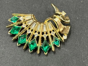 Spilla ventaglio vintage corona Trifari firmata tono oro verde smeraldo strass 1 7/8" - Foto 1 di 6