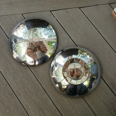 Lote de 2 Tapacubos Vintage Kaiser Perro Cuenco 10" Hombre Cueva Garaje Decoración  Foto 1 de 4