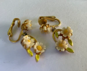 vintage estate enameled daisy clip on  earrings - Picture 1 of 1