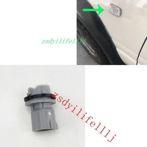 1x For Toyota Land Cruiser 98-07 LH Fender Turn Signal Light Bulb Plug Socket ae - Picture 1 of 1