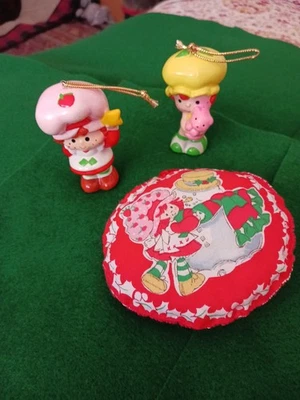 LOT OF 3 VINTAGE 80s STRAWBERRY SHORTCAKE & APPLE DUMPLIN' CHRISTMAS ORNAMENTS - Image 1 of 4