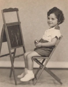40er Jahre Mädchen Portrait Zeichnung Tafel Stuhl Studio Kindheit - Bild 1 von 3