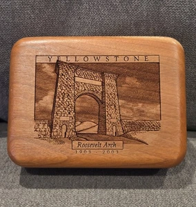 Aufklappbare Holzschatulle Yellowstone Roosevelt Bogen 4"x 3" Schmuck Dekor Samt gefüttert - Bild 1 von 6