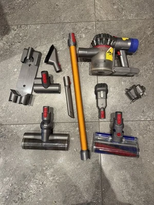 Dyson V8 Absolute Cordless Bagless Vacuum Cleaner (Parts/Not working) - Image 1 of 4