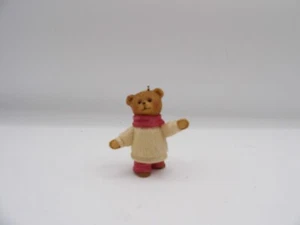 Ornamento de recuerdo con sello de oso Calvin Carver © 2002 Ed Seale Art. QRP 4633 - Imagen 1 de 7