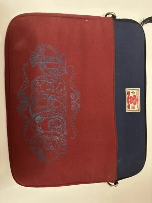 Bolsa acolchoada de lona vermelha/azul Lucky Brand estojo carteiro C 13" de largura - Imagem 1 de 4