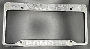 Marco de matrícula de metal Valley Chevrolet Pomona California de colección raro - Imagen 1 de 4