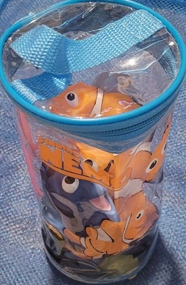 Juego de baño Disney's Finding Nemo, paquete de 4 con bolsa de almacenamiento original - ligeramente usado Foto 1 de 4