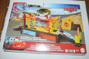 DISNEY PIXAR CARS CAMBIA COLORE - SET AUTOLAVAGGIO GIORNO GARA!! - Foto 1 di 6